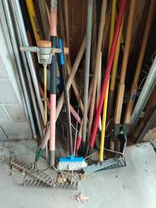 lot 128 image: Gardening tools