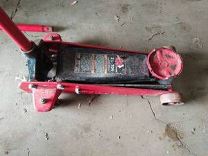 lot 132 image: 2.5 ton big red jack