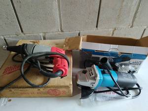 lot 147 image: Milwaukee screw driver and angle grinder