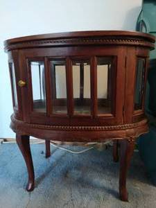 lot 10 image: Vintage Cabinet