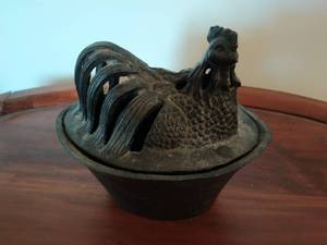 lot 12 image: Cast Iron Lidded Hen Dish