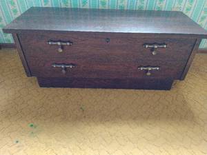 lot 375 image: Lane Chest