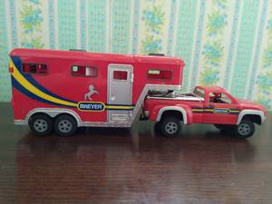 lot 385 image: Toy Truck & Horse Trailer