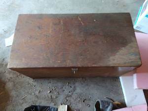 lot 533 image: Storage Box & Contents