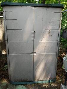 lot 536 image: Rubbermaid Storage Container