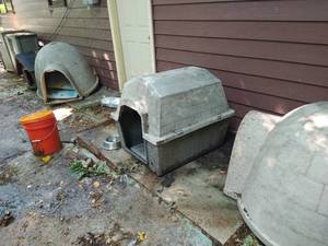 lot 540 image: Dog Houses