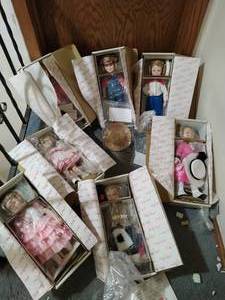 lot 474 image: Shirley Temple Dolls