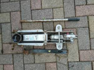 lot 510 image: Floor Jack & Crow Bar