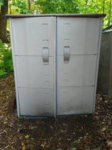 lot 512 image: Rubbermaid Shed
