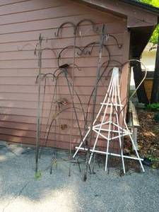 lot 516 image: Plant Hangers