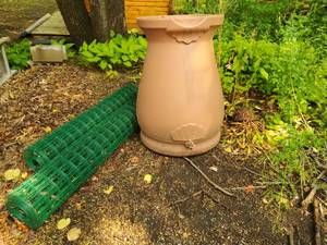 lot 517 image: Rain Barrel & Fencing