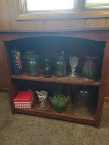 lot 306 image: Shelf And Glassware