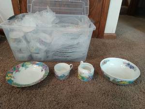 lot 323 image: China Set