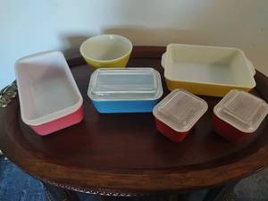 lot 17 image: Collection of Vintage Pyrex Dishes