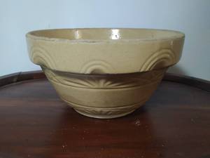lot 18 image: Stoneware Mixing Bowl