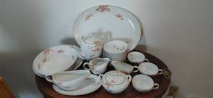 lot 28 image: Fukagawa Artia China Set