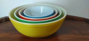 lot 29 image: Vintage Pyrex Mixing Bowl Set