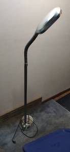 lot 38 image: Floor Lamp