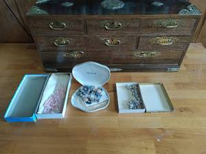 lot 364 image: Lot Of Jewelry