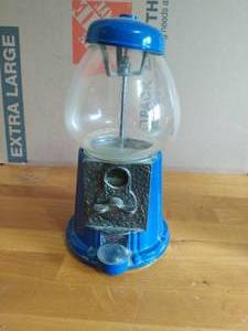 lot 370 image: Vintage 1985 Carousel Gumball Machine
