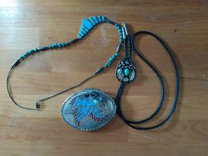 lot 371 image: Three Pieces Of Turquoise Jewelry And Accessories