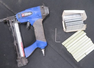 lot 28 image: CAMPBELL HAUSFELD NAIL GUN