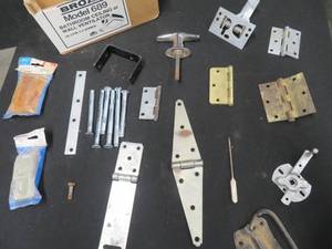 lot 32 image: BOX OF MISC TOOLSPARTS