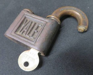 lot 49 image: ANTIQUE YALE LOCK WITH KEY