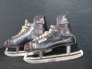 lot 58 image: VINTAGE BAUER HOCKEY SKATES-SIZE 10