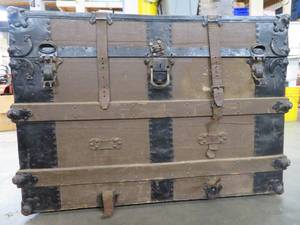 lot 76 image: ANTIQUE TRUNK
