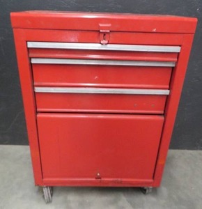 lot 114 image: RED METAL ROLLING TOOL BOX ON CASTORS