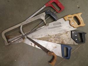 lot 122 image: WOOD HANDLED STANLEY SAW, PLASTIC HANDLED VINTAGE STANLEY, AND 4 OTHER ASSORTED HAND SAWS.