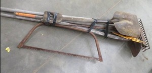 lot 127 image: LOT OF VINTAGE SAW, RAKE, SHOVELS, AND OTHER GARDENING TOOLS