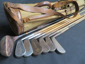 lot 131 image: RARE ANTIQUE 1917 GOLF BAG WITH CLUBS