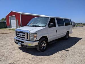 lot 1 image: 2011 Ford Econoline Van - 9000 GVW