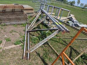 lot 20 image: Huge Lot of Pallet Racking - Includes (2) Uprights and about (50) Crossmembers