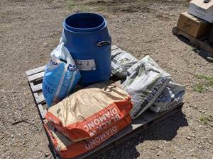 lot 44 image: Large Pallet Lot of Black Diamond Blasting Media