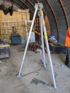 lot 52 image: Protecta 8 Adjustable Tripod Kit w Winch - Model AK105A