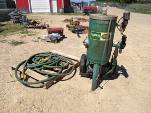 lot 8 image: Clemco Model 1648 Classic Sandblasting Machine w Hose