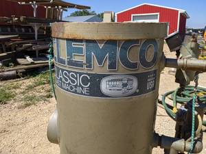lot 9 image: 2015 Clemco Model 1648 Classic Sandblasting Machine w Hose