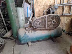 lot 67 image: Quincy Model 325 80 Gallon Air Compressor