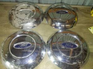 lot 31 image: (4) Ford F150 2004-2008 Center Caps