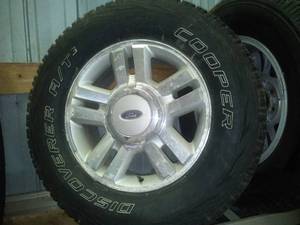 lot 308 image: Ford 8 Lug 18 in. Alloy Rims (4) Some scuffs.