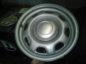 lot 310 image: Ford 6 Lug 17 in. Alloy Rims (4) with center caps - NEW