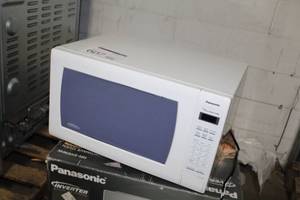 lot 607 image: Panansonic Household Microwave Oven (return to vendor)