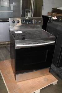 lot 606 image: Electric Range (display model)