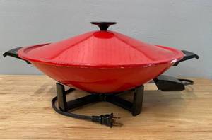 lot 9 image: West Bend Electric Wok Skillet