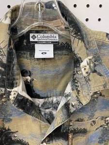 lot 40 image: Columbia Mens Rivers Ridge Yellow Lab Shirt Size M