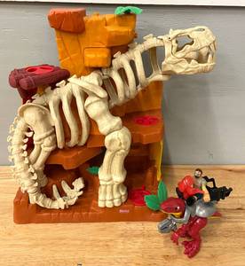 lot 28 image: Imaginext Dinosaur Toy Playset