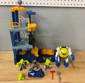 lot 29 image: Lot of Imaginext Toys and Playset